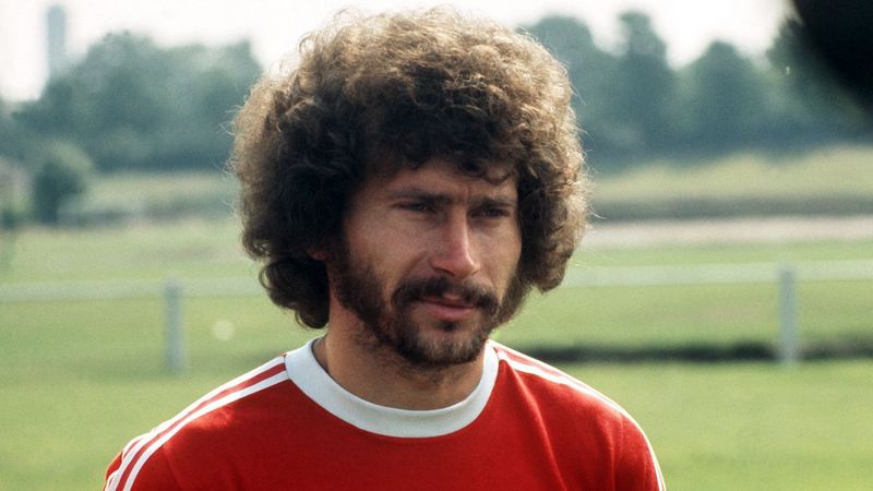 Hậu vệ trái Paul Breitner